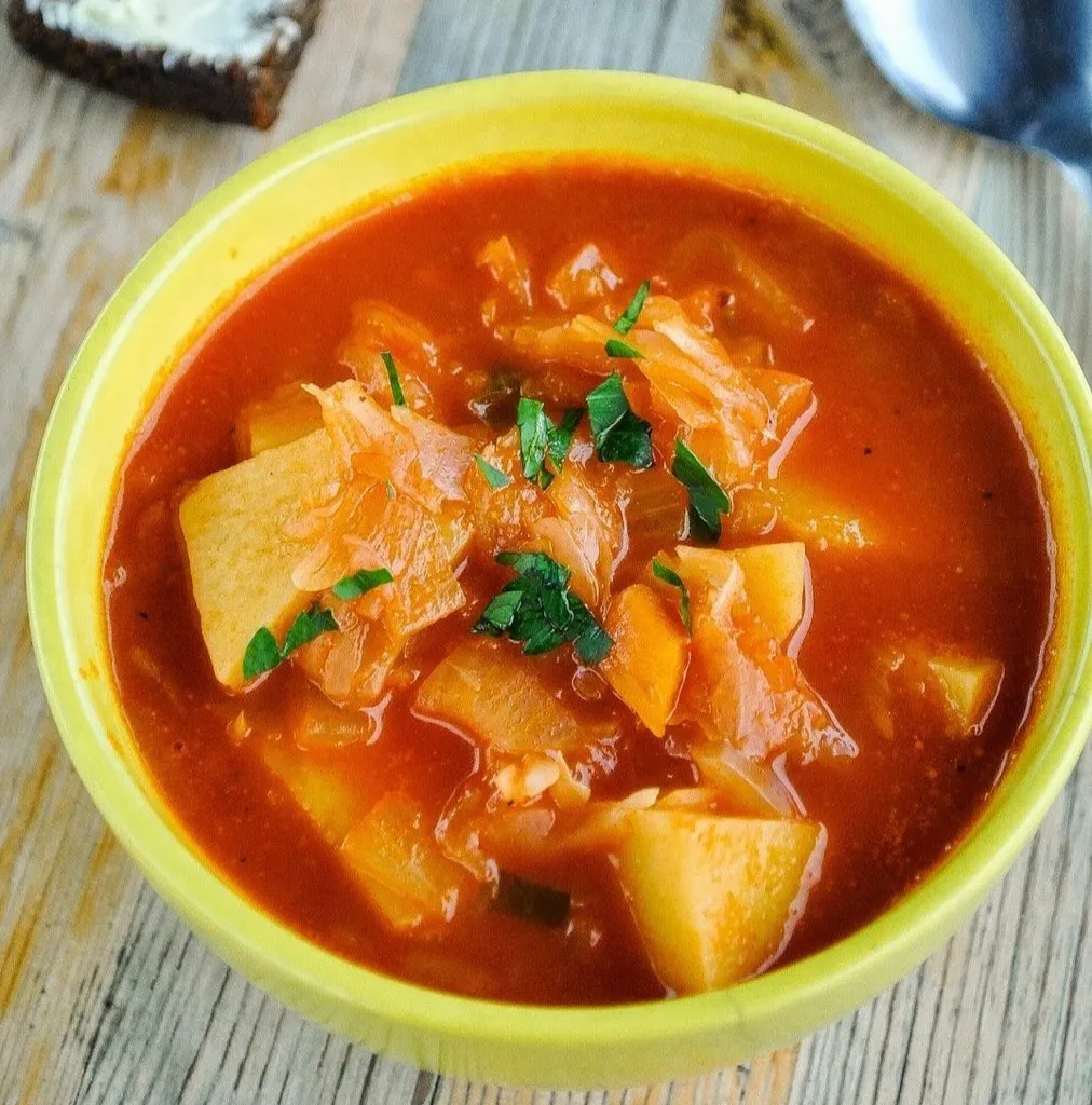 Суп мясо картошка морковь. Щи томатные. Щи с томатной пастой. Суп с томатной пастой. Картофельный суп с томатной пастой.